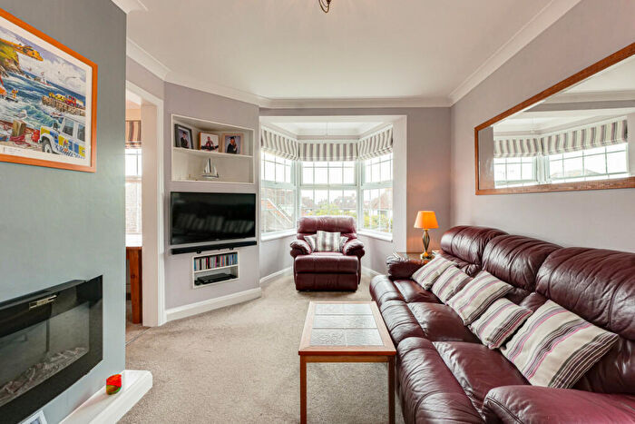 3 Bedroom Apartment For Sale In Wirrell Court, Leigh-on-Sea, SS9