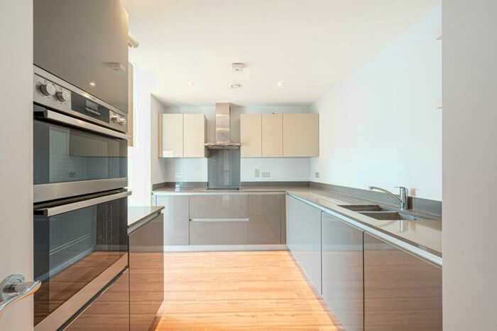 2 Bedroom Flat To Rent In Goldfinch Court, Child's Hill, London, NW11