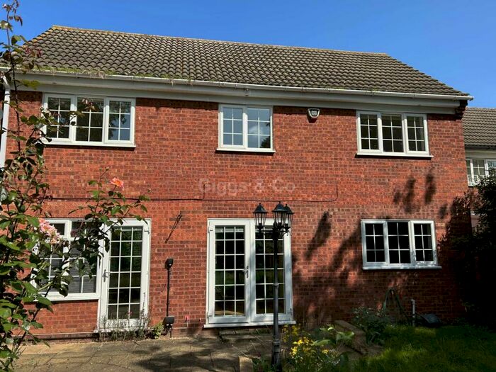 4 Bedroom Detached House To Rent In Foxglove Close, St Neots, PE19