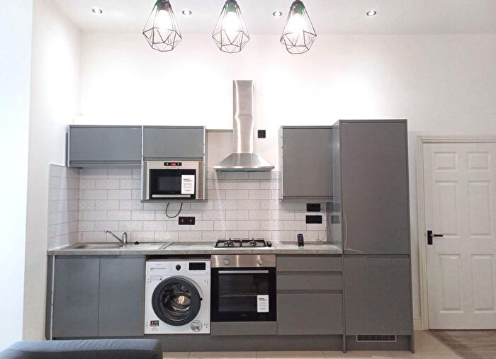 2 Bedroom Flat To Rent In Shaw Lane, Leeds, West Yorkshire, LS6