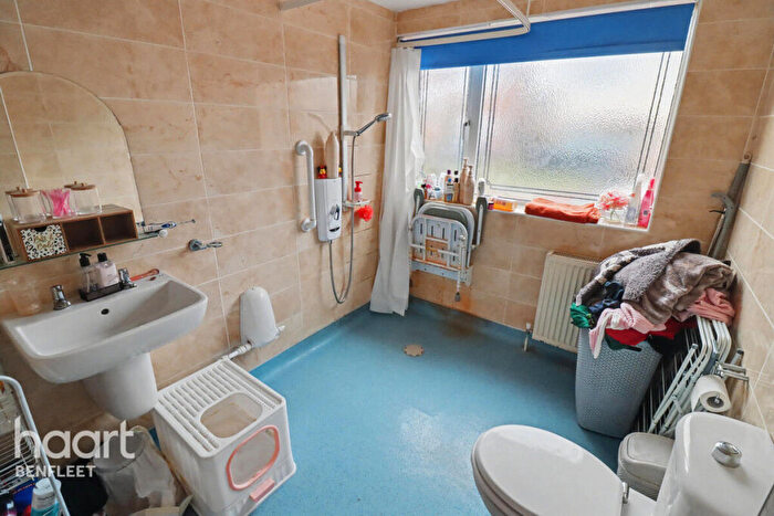 1 Bedroom Detached Bungalow For Sale In Delfzul Road, Canvey Island, SS8