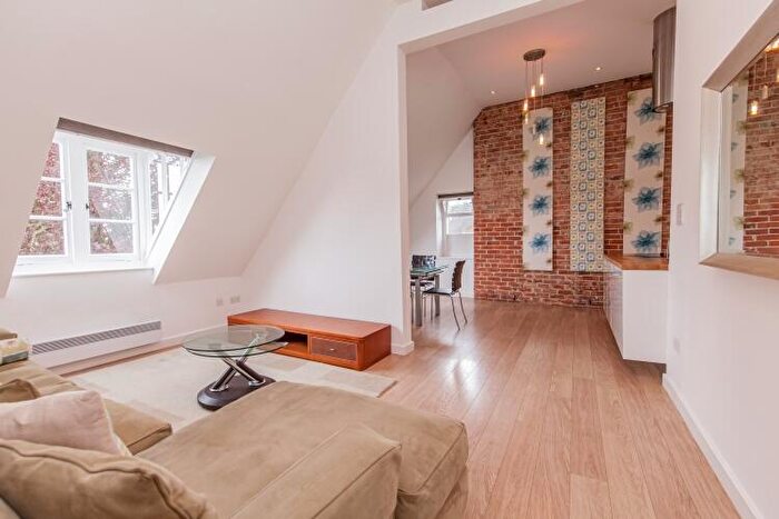 2 Bedroom Apartment To Rent In Bennett Crescent, Oxford, OX4