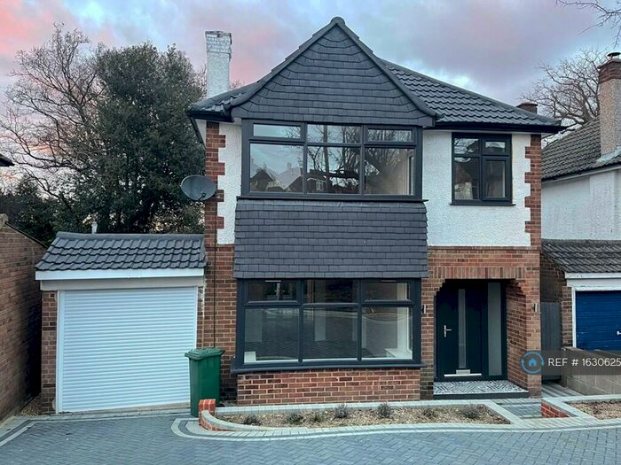 3 Bedroom Detached House To Rent In Oakwood Close, Redhill, RH1