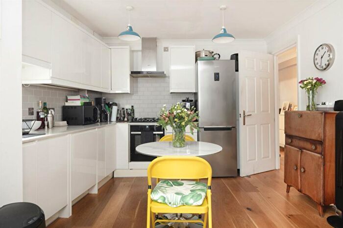 1 Bedroom Flat For Sale In Elmington Road, Camberwell, SE5