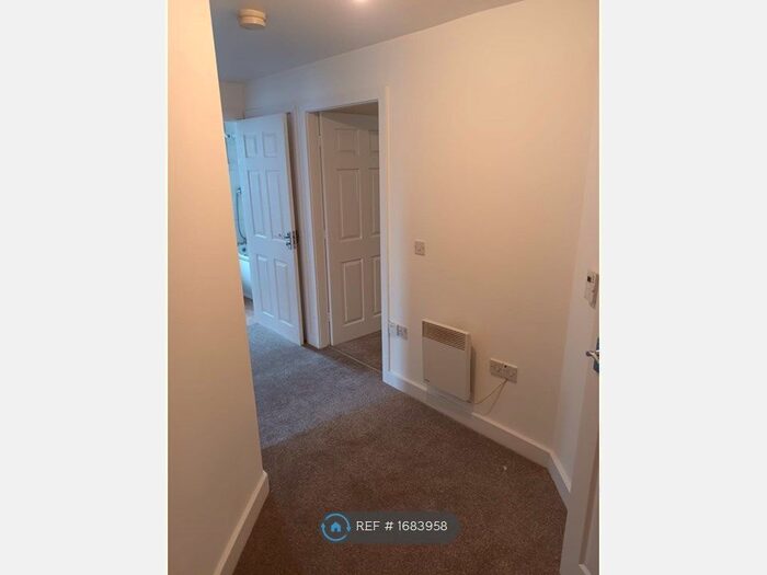 2 Bedroom Flat To Rent In Deans Court, Pontefract, WF8