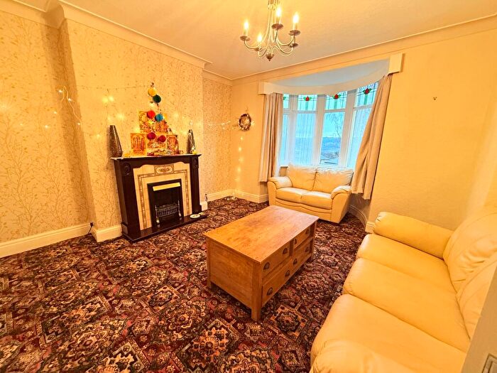 3 Bedroom Semi-Detached House For Sale In Woodlands Grove, Cottingley, Bingley, BD16
