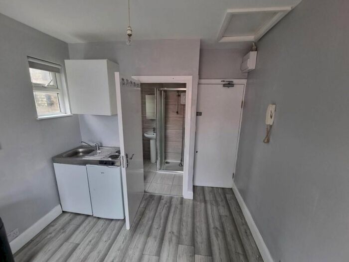 Studio To Rent In West Green Road, London, N15