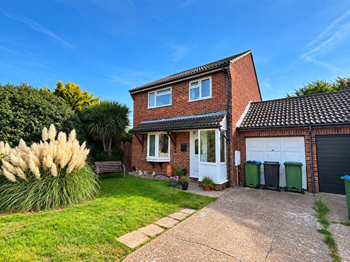 3 Bedroom Detached House For Sale In Damon Close, Peacehaven, BN10