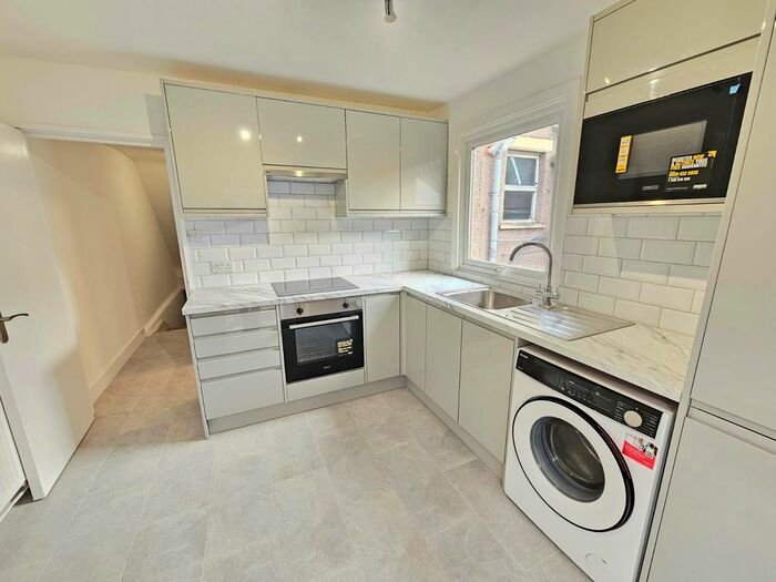 3 Bedroom Flat To Rent In Senrab Street, London, E1