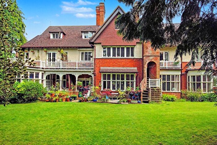 3 Bedroom Flat For Sale In Maybury Hill, Woking, Surrey, GU22