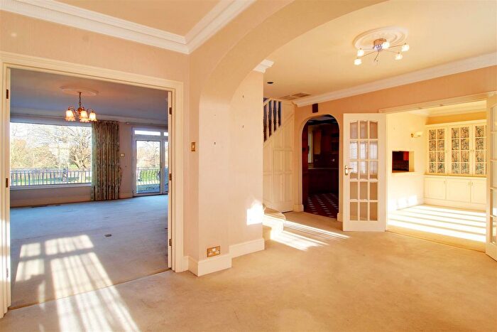 4 Bedroom Detached House For Sale In Brookmans Avenue, Brookmans Park, Hatfield, AL9
