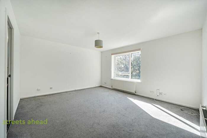 2 Bedroom Apartment For Sale In Addiscombe Road, Croydon, CR0
