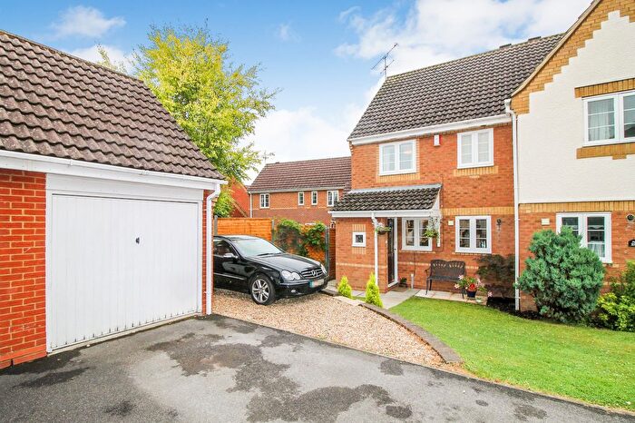 3 Bedroom End Of Terrace House To Rent In The Lawns, Hampshire, GU14