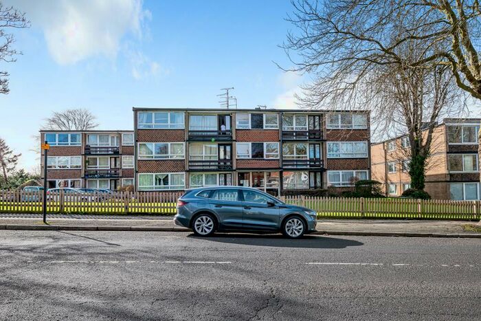 3 Bedroom Apartment To Rent In Great North Road, London, N2