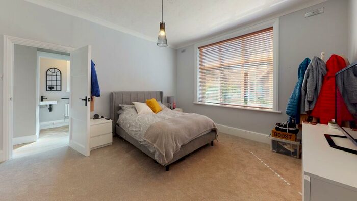 2 Bedroom Flat To Rent In Bigwood Avenue, Hove, BN3