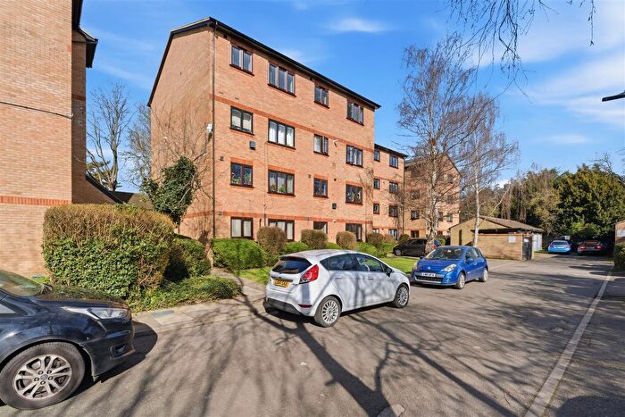 1 Bedroom Flat For Sale In Azalea Close, Hanwell, W7