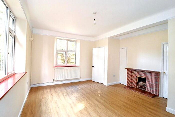 3 Bedroom Detached House To Rent In Chestnut Avenue, Walton-On-Thames, Surrey, KT12