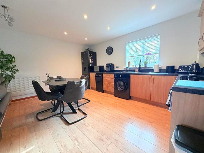 2 Bedroom Flat For Sale In Kendal, Purfleet-On-Thames, RM19