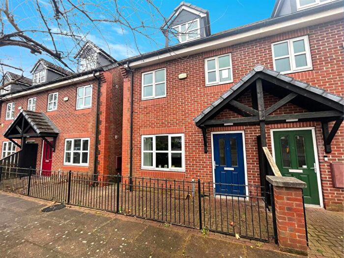 3 Bedroom Town House To Rent In Upper Wortley Road, Rotherham, S61