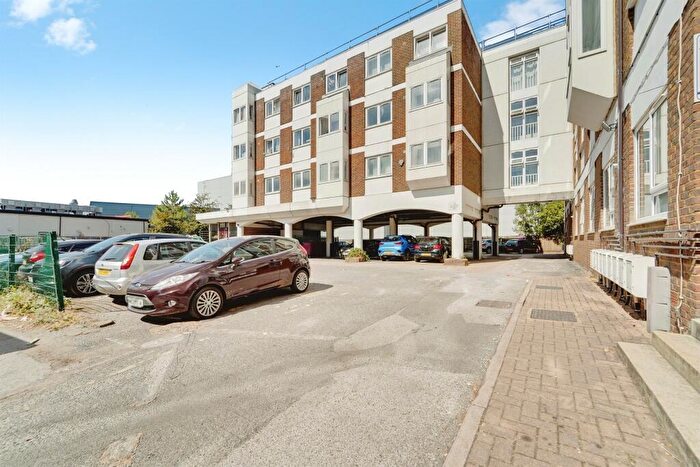 3 Bedroom Maisonette For Sale In Queensway, Bletchley, Milton Keynes, MK2