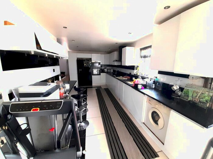 4 Bedroom Semi-Detached House To Rent In Willow Tree Close, Hayes, Greater London, UB4