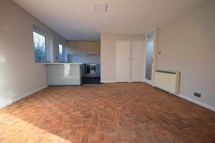 2 Bedroom Flat To Rent In Hill View Road, Twickenham, TW1