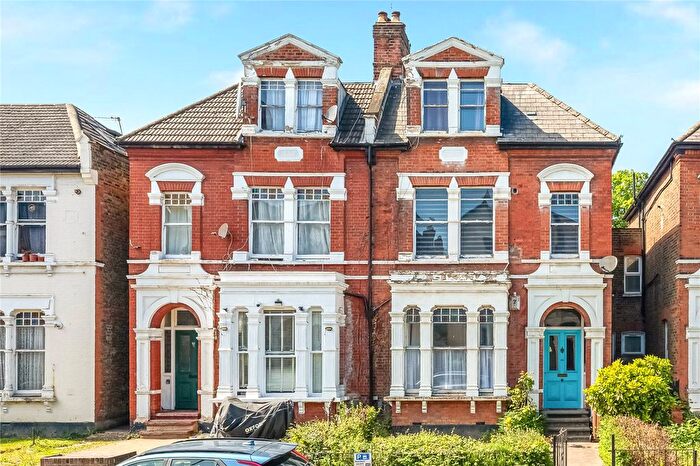2 Bedroom Flat For Sale In Park Avenue, Alexandra Palace, London, N22