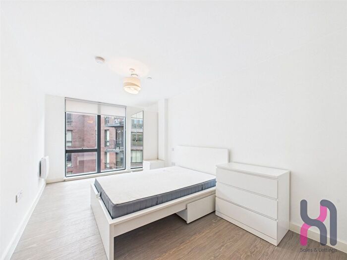 3 Bedroom Flat To Rent In The Landmark, Oldfield Road, Salford, M5