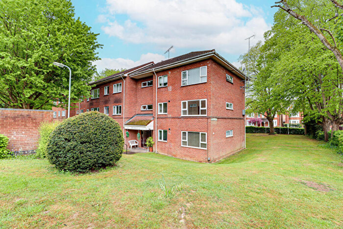 1 Bedroom Flat To Rent In Hillside Road, Harpenden, AL5