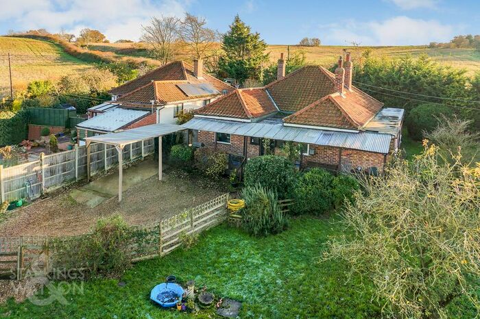 4 Bedroom Detached Bungalow For Sale In Low Road, Mettingham, Bungay, NR35