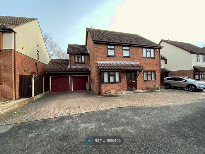 4 Bedroom Detached House To Rent In Sydenham Close, Romford, RM1