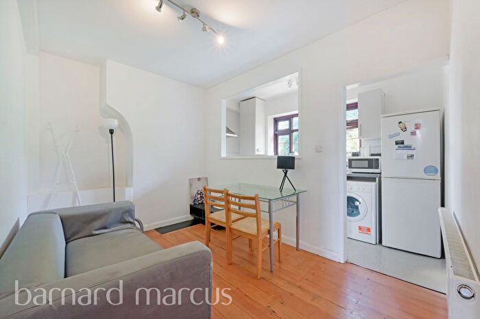 3 Bedroom Flat To Rent In Poynders Gardens, London, SW4