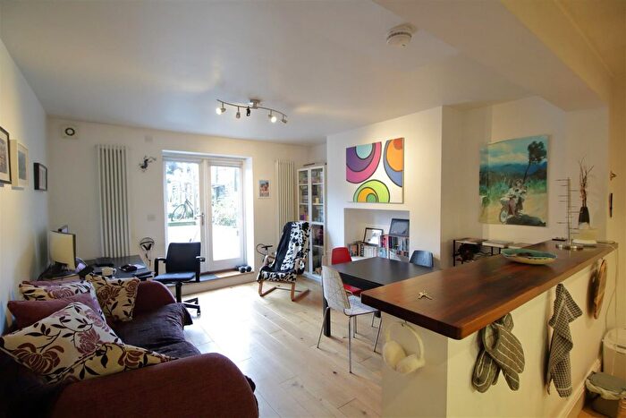 2 Bedroom Flat To Rent In Lambert Road, London, SW2