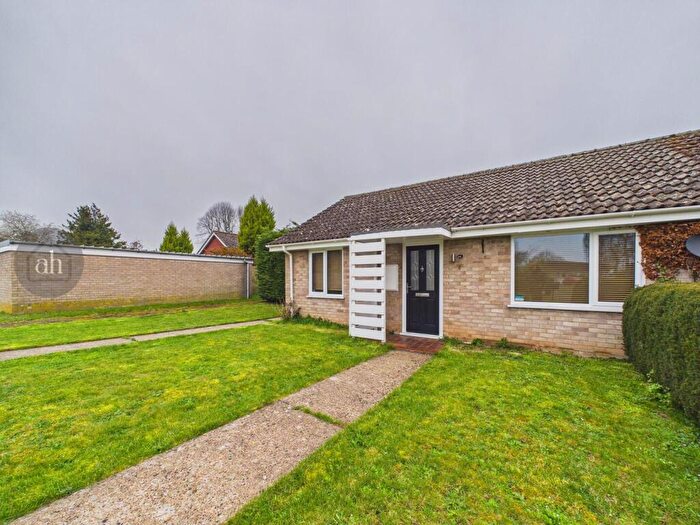 2 Bedroom Semi-Detached Bungalow For Sale In Holme Close, Hopton, IP22