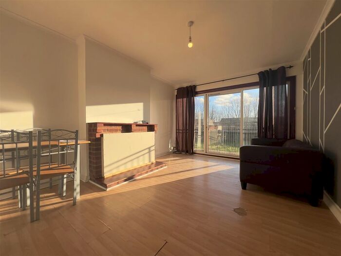 2 Bedroom Flat To Rent In Langthorne House, Croyde Avenue, Hayes, UB3