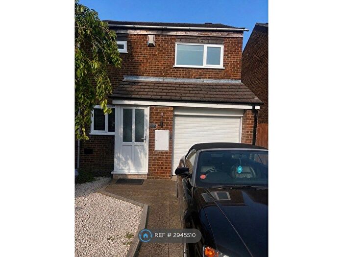 3 Bedroom Detached House To Rent In Golden Drive, Milton Keynes, MK6