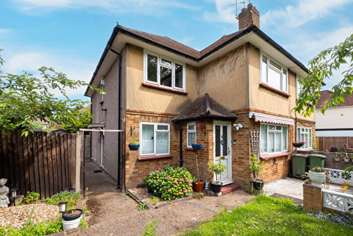 2 Bedroom Maisonette For Sale In Gloucester Gardens, Sutton, SM1