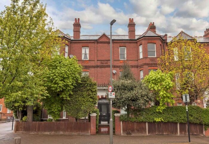 3 Bedroom Flat To Rent In Marius Road, London, SW17