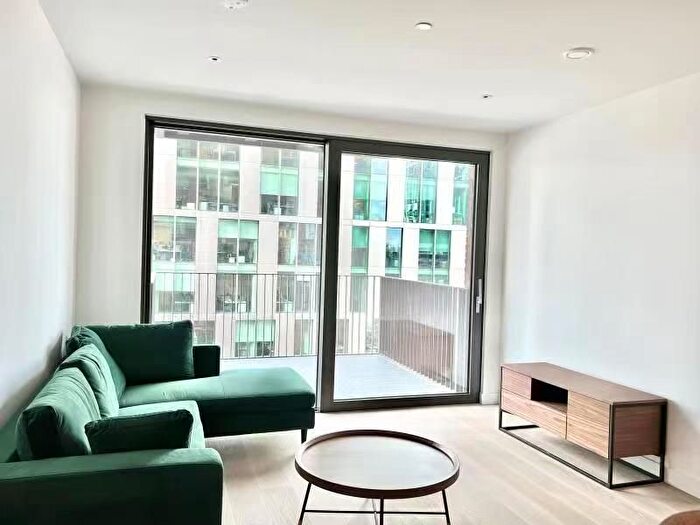 2 Bedroom Flat To Rent In Viaduct Gardens, London, SW11