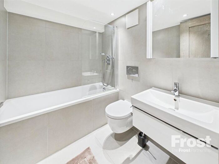 2 Bedroom Apartment To Rent In Wellington Street, Slough, Berkshire, SL1