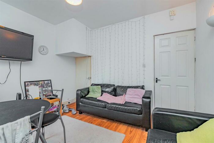 4 Bedroom House To Rent In Dawlish Road, Birmingham, B29