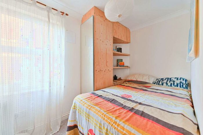 2 Bedroom Flat For Sale In Woods Road, Peckham, London, SE15