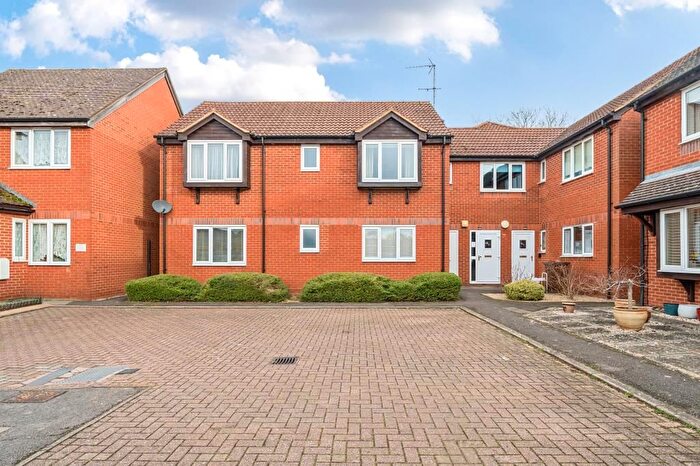 2 Bedroom Flat For Sale In Abingdon Close, Thame, Oxfordshire, OX9