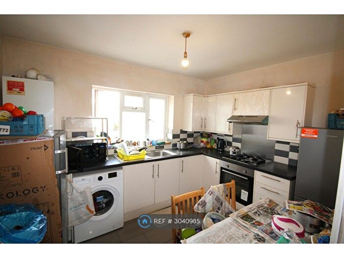 4 Bedroom Flat To Rent In Woodside Avenue, Wembley, HA0