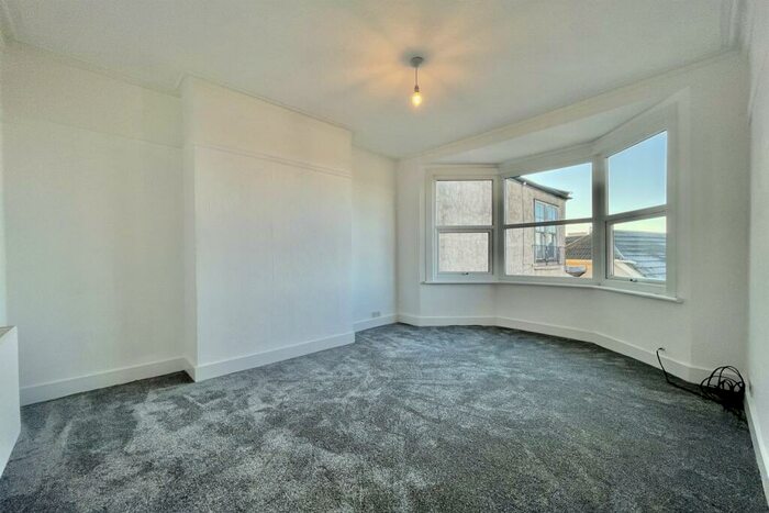 2 Bedroom Flat To Rent In Station Road, SS0