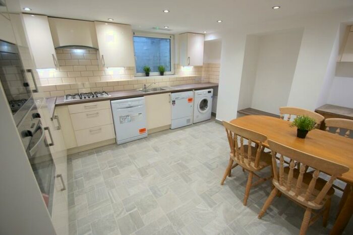 5 Bedroom Terraced House To Rent In Wetherby Grove, Burley, Leeds, LS4