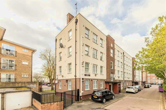 3 Bedroom Flat To Rent In Turin Street, Bethnal Green, E2