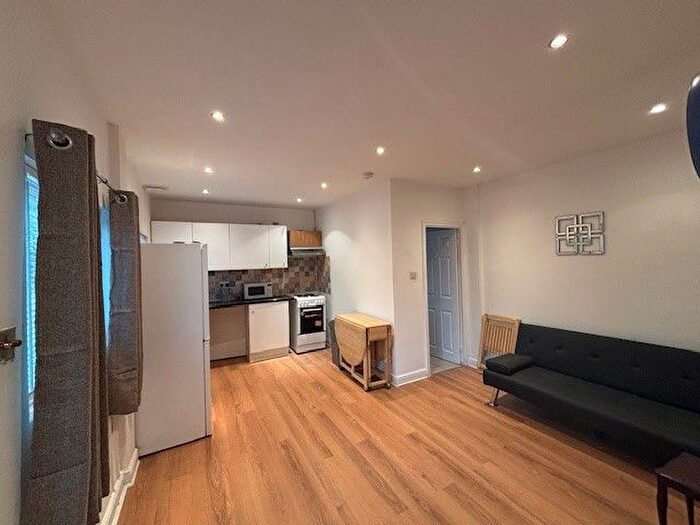 1 Bedroom Bungalow To Rent In Broad Walk, London, N21