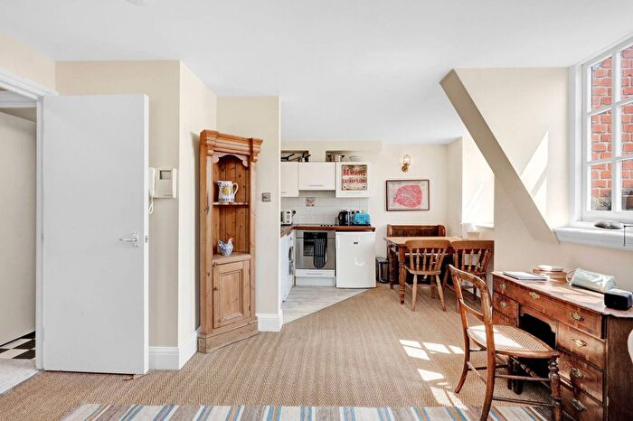 1 Bedroom Flat For Sale In Clapham Road, Oval, London, SW9