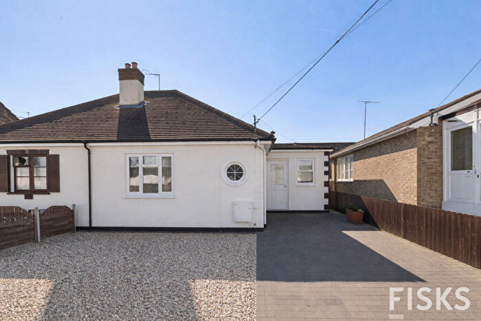 2 Bedroom Semi-Detached Bungalow For Sale In Brackendale Avenue, Basildon, SS13